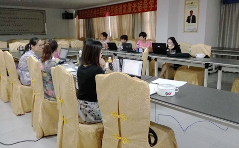  各家的客服美女真是巾幗不讓須眉啊，學(xué)習(xí)工作兩不誤